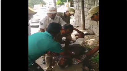 హైద్రాబాద్లో రోడ్డుపై కుప్పకూలిన వ్యక్తి: సీపీఆర్ చేసి ప్రాణాలు కాపాడిన ట్రాఫిక్ పోలీస్ అధికారి