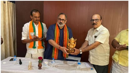 പുതുപ്പള്ളിയിലെത്തി കേന്ദ്രമന്ത്രി രാജീവ് ചന്ദ്രശേഖർ, എൻഎസ്എസ് പ്രവർത്തകർക്ക് ഗണേശ വിഗ്രഹം സമ്മാനിച്ചു