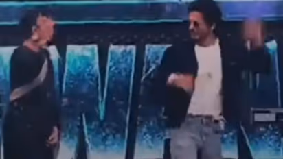 'ജവാൻ' ആവേശത്തില് ഷാരൂഖിന്റെ ഡാൻസ്, വീഡിയോ ഏറ്റെടുത്ത് ആരാധകര്