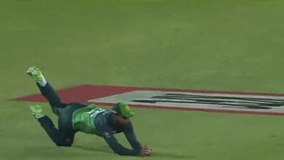 ക്യാച്ച് ഓഫ് ദി ഡേ; ഏഷ്യാ കപ്പില്‍ പറവയായി ഫഖര്‍ സമാന്‍, തലയില്‍ കൈവെക്കും പറക്കല്‍- വീഡിയോ