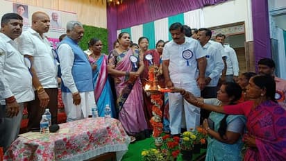 ಮಹಿಳೆಯರಿಗೆ ಊಟ ಹಾಕಿಸಿ ಗೃಹಲಕ್ಷ್ಮಿ ಅದ್ಧೂರಿಯಾಗಿ ಉದ್ಘಾಟಿಸಿ ಬಿಜೆಪಿ ಶಾಸಕ..!