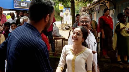 'ചേട്ടാ എന്നാ ഉണ്ട് വിശേഷം?', ഓണ മത്സരങ്ങൾക്കിടെ കണ്ടുമുട്ടി കുശലം പറഞ്ഞ് മീനാക്ഷിയും ജെയ്ക്കും! 