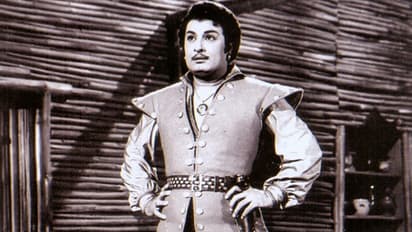 கால் மேல் கால் போட்டு அமர்ந்ததால் பிரபல நடிகையை திரைப்படத்தில் இருந்து வெளியேற்றிய எம்ஜிஆர்!