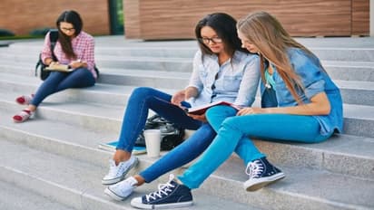 Fashion Tips: कॉलेज गर्ल अब न करें बजट की टेंशन, ऐसे दिखें स्टाइलिश