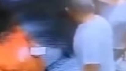 ആടിയുലഞ്ഞു, ഉള്ളിലുള്ളവർ വായുവിൽ പൊങ്ങി, പിന്നെ നിലത്തേക്ക്, അതിഭയാനകം പ്രവർത്തനം നിലച്ച ലിഫ്‍റ്റിലെ രം​ഗം