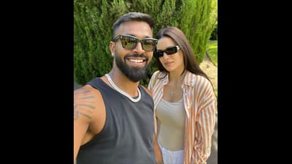 ಭಾರತ- ಪಾಕ್ ಪಂದ್ಯಕ್ಕೂ ಮುನ್ನ ಪತ್ನಿ ಜೊತೆ ರೊಮ್ಯಾಂಟಿಕ್ ಫೋಟೋ ಶೇರ್ ಮಾಡಿದ ಹಾರ್ದಿಕ್‌ ಪಾಂಡ್ಯ!