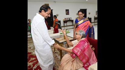 అక్కాచెల్లెళ్లకు సిఎం కేసీఆర్ పాదాభివందనం (ఫొటోలు)