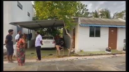 திருப்பூரில் ஆயில் மில் அதிபரை கத்தியை காட்டி மிரட்டி 25 சவரன் நகை, 5 லட்சம் ரொக்கம் கொள்ளை