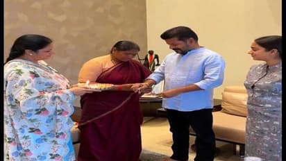 రేవంత్ రెడ్డికి రాఖీ కట్టిన సీతక్క .. టీపీసీసీ చీఫ్ మనవడిని ముద్దు చేస్తూ, వీడియో వైరల్