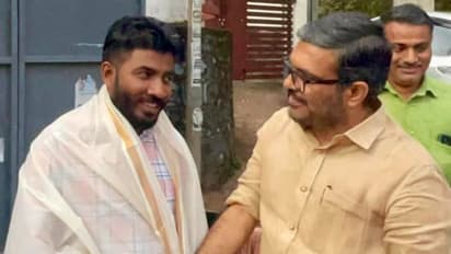 'ധീരതയുടെയും ആത്മത്യാഗത്തിന്റെയും പ്രതീകം'; സാബിത്തിനെ നേരില് കണ്ട് അഭിനന്ദിച്ച് എംബി രാജേഷ്