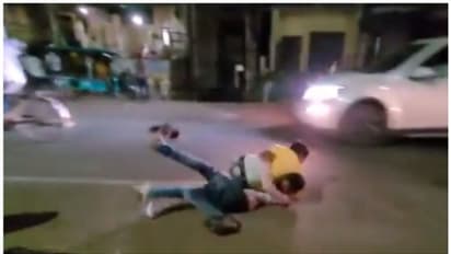 ഗോല്‍ഗപ്പയുടെ എണ്ണത്തെ ചൊല്ലി തര്‍ക്കം; പിന്നാലെ തെരുവില്‍ നടന്ന മല്ലയുദ്ധത്തിന്‍റെ വീഡിയോ വൈറല്‍ !