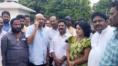 అయ్యన్న అరెస్ట్లో ట్విస్ట్: టీడీపీ శ్రేణుల అడ్డగింత,వదిలేసిన పోలీసులు