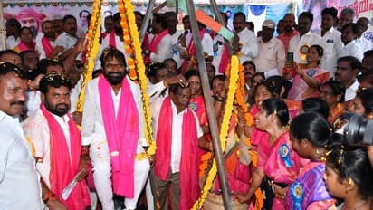 తులాభారం: మంత్రి శ్రీనివాస్ గౌడ్‌కు నామినేషన్ కోసం డబ్బులు అందించిన మేదరి సంఘం సభ్యులు