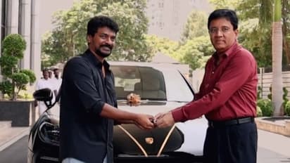 രജനിക്ക് ബിഎംഡബ്ല്യുവെങ്കില് നെല്സണ് പോര്ഷെ; കൂടുതല് വിലയുള്ള കാര് സമ്മാനമായി സ്വീകരിച്ച് സംവിധായകന്