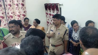 ರಾಕಿ ಕಟ್ಟಿದ ಬಾಲಕಿ, ಬಾತ್ರೂಂಗೆ ಹೋಗಿ ಅತ್ತ ಬಾಲಕ: ಶಿಕ್ಷಕರು-ಪೋಷಕರ ನಡುವೆ ವಾಗ್ವಾದ