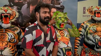 'പുലിമട'യിൽ തരംഗമായി 'ചാവേര്‍'; ചിത്രത്തിന്‍റെ പോസ്റ്ററുമേന്തി പുലികള്‍