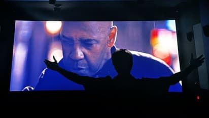 അത് വിജയ് തന്നെ! ഫസ്റ്റ് ഡേ ഫസ്റ്റ് ഷോയ്ക്ക് പ്രിയതാരത്തിന് തിയറ്ററില്‍ വിസിലടിച്ച് തമിഴ് സൂപ്പര്‍താരം