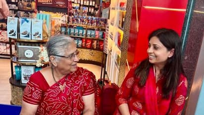 ವಿಮಾನ ನಿಲ್ದಾಣದ ಬುಕ್ ಅಂಗಡಿಯಲ್ಲಿ ಸುಧಾ ಮೂರ್ತಿ; ವಿಜಯ್ ಪ್ರಕಾಶ್ ಪತ್ನಿ, ಪುತ್ರಿ ಫುಲ್ ಖುಷ್!