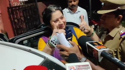 விசாரணைக்கு பின் முகமலர்ச்சியுடன் வெளியே சென்ற விஜயலட்சுமி; கைது செய்யப்படுகிறாரா சீமான்?