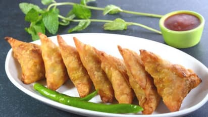 'മെഷീനില് സമൂസയുണ്ടാക്കുന്നത് ഇങ്ങനെയാണോ!'; വീഡിയോ വൈറല്