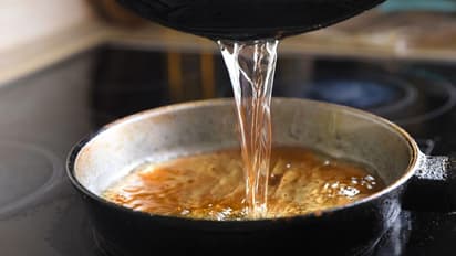 தாலி கட்டிய கணவர் என்று கூட பாராமல் கொதிக்கும் எண்ணெயை ஊற்றிய மனைவி.. எந்த இடத்தில் தெரியுமா?