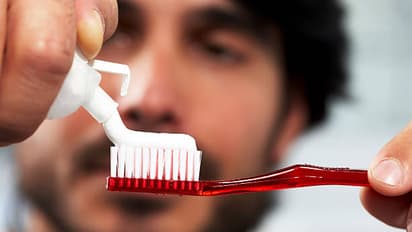 Toothpaste: టూత్ బ్రష్ నిండా పేస్ట్ వేసుకొని పళ్లు తోముతున్నారా? ఎంత డేంజరో తెలుసా?