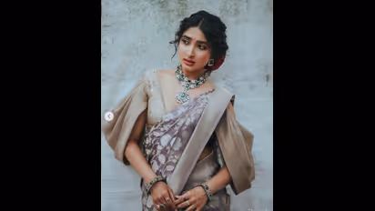 ಸಾನ್ಯಾ ಅಯ್ಯರ್ ಕೊರಳಲ್ಲಿ ಪಚ್ಚೆ ನೆಕ್ಲೇಸ್; ಬೆಲೆ ಹೇಳಮ್ಮ 'ಗೌರಿ' ಎಂದ ಹೆಂಗಸರು! 