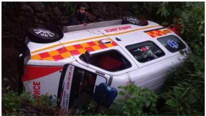 ആശുപത്രിയില് നിന്ന് ഡിസ്ചാര്ജ് ചെയ്ത രോഗിയുമായി വീട്ടിലേക്ക് വരുന്നതിനിടെ ആംബുലന്സ് മറിഞ്ഞ് രോഗി മരിച്ചു