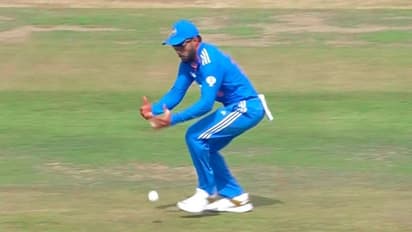 லட்டு கேட்சை கோட்டைவிட்டு, ஒரு கையால் கேட்ச் பிடித்த கோலி; ஒருநாள் கிரிக்கெட்டில் 143 கேட்ச் பிடித்து அசத்தல்!