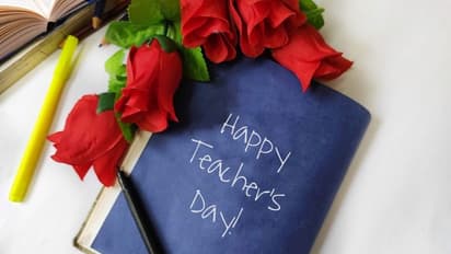Happy Teacher Day 2023: உங்களுக்குப் பிடித்த ஆசிரியருக்கு என்ன பரிசு கொடுக்கப் போறீங்க? அட்டகாசமான 10 ஐடியா!