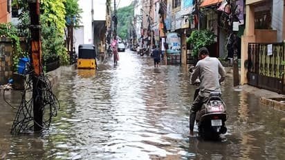 తెంపులేని కుండపోత వర్షం: హైదరాబాద్ లో నేడు స్కూల్స్ కు సెలవు..