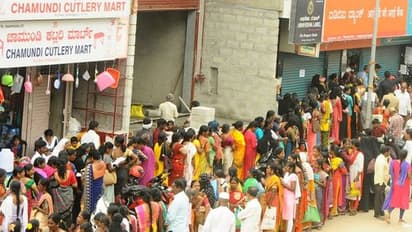 ಗೃಹಲಕ್ಷ್ಮೀ ಎಫೆಕ್ಟ್; ಬ್ಯಾಂಕ್ ಮುಂದೆ ನೂರಾರು ಮಹಿಳೆಯರು ಕ್ಯೂ!