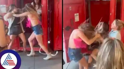 ವಾಶ್ರೂಮ್ಗೆ ಫಸ್ಟ್ ಹೋಗೋಕೆ ಮಹಿಳೆಯರ ರಸ್ಲಿಂಗ್, ಮುಖ-ಮೂತಿ ನೋಡ್ದೆ ಚಚ್ಚಿ ಹಾಕಿದ್ರು!