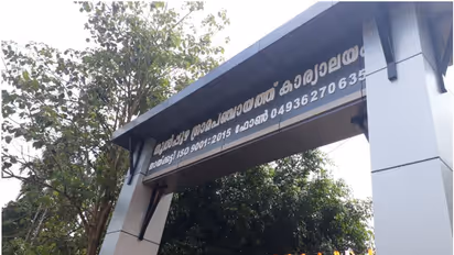 കസേരയിൽ 'അള്ളിപ്പിടിച്ച്' നേതാവ്, ലീ​ഗ് ഇടഞ്ഞു; ഒടുവിൽ നേതാവിനെ പാർട്ടിയിൽ നിന്ന് സസ്പെൻഡ് ചെയ്ത് കോൺ​ഗ്രസ് 