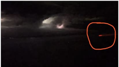 ആകാശത്ത് തുടരെ തുടരെ ഇടിമിന്നല്; തീഗോളം പോലെ ചുവന്ന് യാത്രാ വിമാനം; ഭയപ്പെടുത്തുന്ന വീഡിയോ !