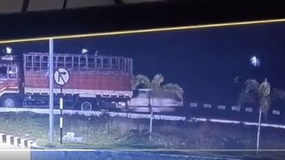 നിർത്തിയിട്ട ലോറിയിലേക്ക് അതിവേ​ഗതയിലെത്തിയ വാൻ ഇടിച്ചുകയറി,  ആറു പേർ മരിച്ചു-വീഡിയോ