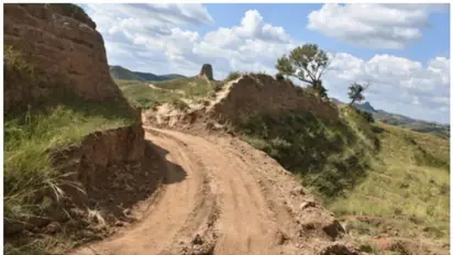 വാഹനം കൊണ്ട് പോകാന് എളുപ്പ വഴി വേണം; നൂറ്റാണ്ട് പഴക്കമുള്ള ചൈനയുടെ വന് മതില് തകര്ത്ത് തൊഴിലാളികള് !