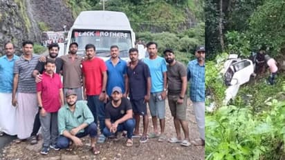 കാര് മറിഞ്ഞ് പാറക്കെട്ടിൽ തങ്ങി; ഉടുതുണി അഴിച്ച് വടമാക്കി താഴെയിറങ്ങി, രക്ഷകരായി മലപ്പുറത്തെ വിനോദസഞ്ചാരികൾ