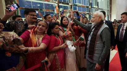 ఇండోనేషియాలో ప్రధానికి ఘన స్వాగతం.. వందేమాతరం, మోడీ నినాదాలతో.. షేక్ హ్యాండ్స్ ఇచ్చేందుకు ఎగబడ్డ జనం..