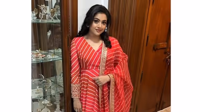 ಪುಟ್ನಂಜ ನಟಿಗೆ 47 ವರ್ಷ ಅಂದ್ರೆ ನಂಬ್ತೀರಾ? ಇನ್ನೂ ಪಡ್ಡೆ ಹುಡುಗರ ನಿದ್ರೆ ಕೆಡಿಸೋ ಹಾಗಿದ್ದಾರೆ ಮೀನಾ!