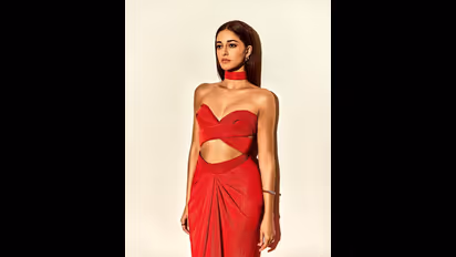 అనన్య పాండే గ్లామర్ ట్రీట్.. రెడ్ మిర్చిలా అందాల ఘాటు లేపుతున్న‘లైగర్’ బ్యూటీ..