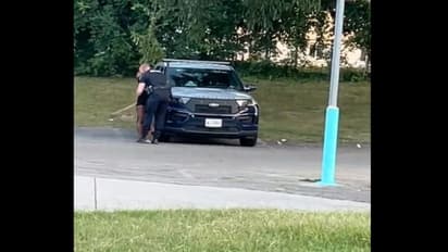 கிஸ் அடித்து பெண்ணை காருக்குள் ஏற்றி கசமுசா: போலீஸ் அதிகாரி சஸ்பெண்ட்!