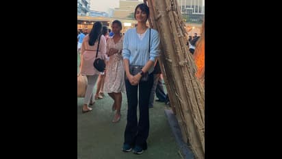 నయాగార వొంపులు చూపిస్తూ రోడ్డుపైకొచ్చిన మీనాక్షి చౌదరి.. షర్ట్ లేకుండా ఒరిజినల్‌ లుక్‌తో కిర్రాక్‌ పోజులు..