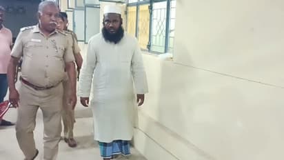 பொய் சொல்றதுக்கு ஒரு அளவு வேண்டாமா? தனது வீட்டில் தாமே பெட்ரோல் குண்டு வீசி நாடகமாடிய நபர் கைது