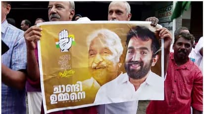 വോട്ടെണ്ണല്‍ കേന്ദ്രത്തിന് മുന്നിൽ ചാണ്ടിക്ക് മുദ്രാവാക്യം വിളി; ഉമ്മന്‍ചാണ്ടിയുടെ ചിത്രങ്ങളുമായി പ്രവര്‍ത്തകർ