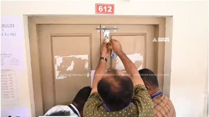 താക്കോൽ ചതിച്ചാശാനേ...സ്ട്രോങ് റൂം താക്കോലുകൾ മാറി, പുതുപ്പള്ളി വോട്ടെണ്ണല് വൈകി