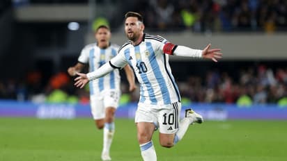 ഗോളിയെ കാഴ്ചക്കാരനായി വീണ്ടും മെസിയുടെ വണ്ടർ ഫ്രീ കിക്ക്; ഇക്വഡോറിനെ വീഴ്ത്തി അര്ജന്റീനക്ക് വിജയത്തുടക്കം