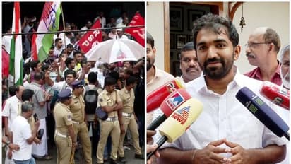 കുതിപ്പ് തുടർന്ന് ചാണ്ടി, ആവേശത്തിൽ യുഡിഎഫ്; പുതുപ്പള്ളി വീട്ടുമുറ്റത്ത് ഉമ്മൻചാണ്ടിയുടെ ഫ്ലെക്സുമായി ആഹ്ലാദം