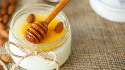 തൈരിനൊപ്പം തേന് ചേര്ത്ത് കഴിക്കാറുണ്ടോ? അറിയാം ഗുണങ്ങള്...