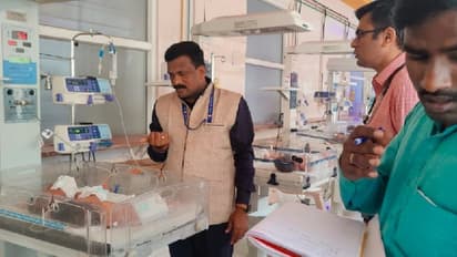 ಬಳ್ಳಾರಿ: ಒಂದೇ ಬೆಡ್ನಲ್ಲಿ ಮೂರು ಮಕ್ಕಳನ್ನು ಮಲಗಿಸಿ ಚಿಕಿತ್ಸೆ; ವಿಮ್ಸ್ ಆಸ್ಪತ್ರೆ ಮತ್ತೊಂದು ಎಡವಟ್ಟು !